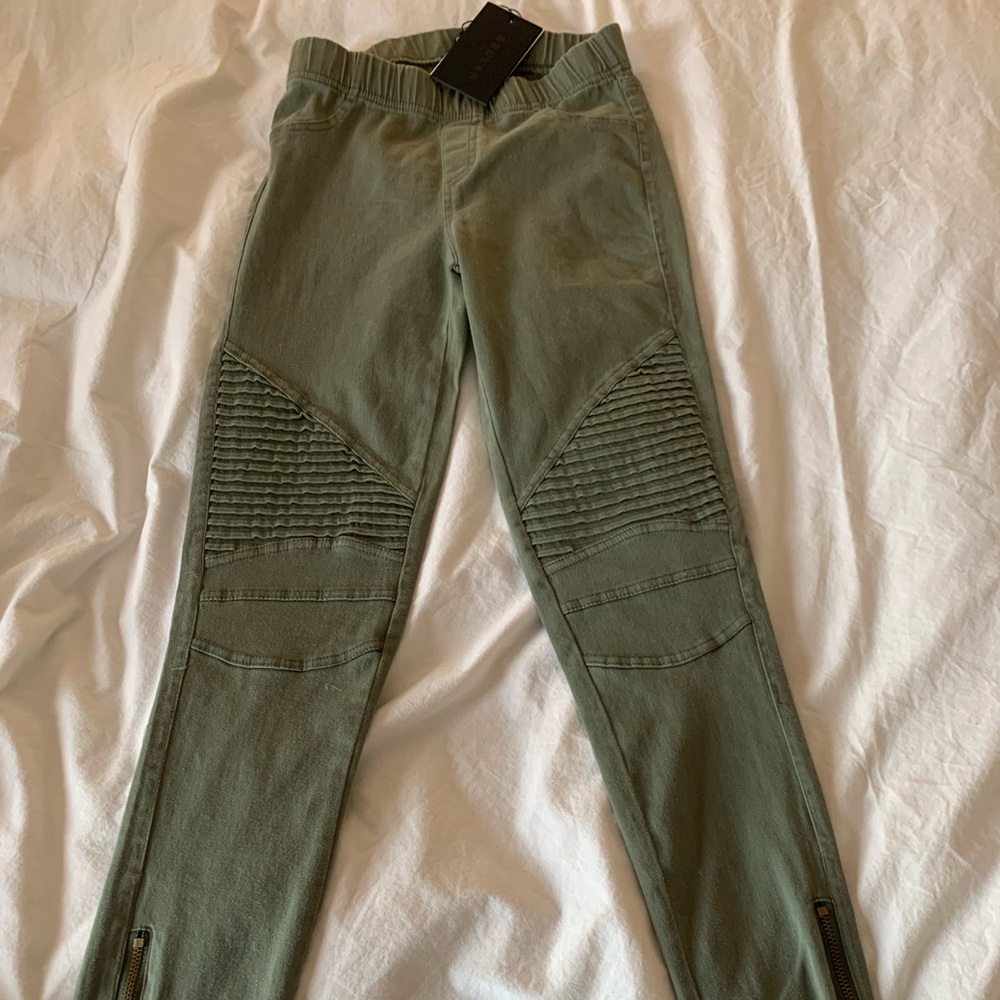 Light green ankle zipper stretch moto legging